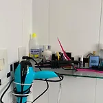 Em 5 minutos a pé tá na praia e no Shopping Praiamar, 2 quartos, 2 banheiros, portaria 24 horas, elevador, garagem, ar condicionado, wi-fi!